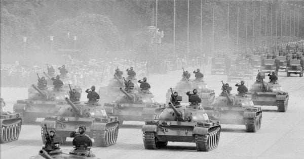 Моменты парада в честь основания страны 2 сентября 1975 года
