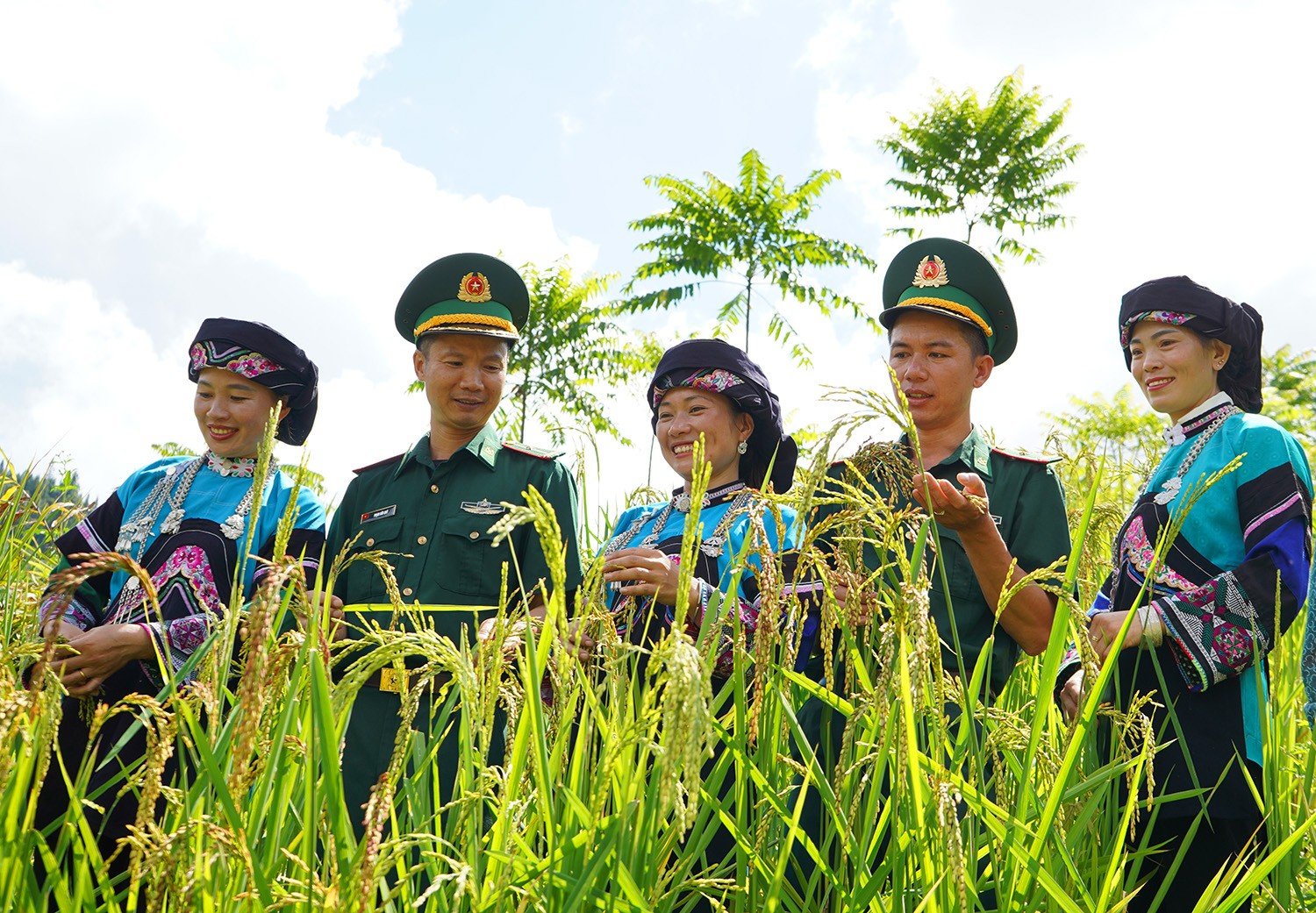 Bộ đội Biên phòng Mường Khương hướng dẫn đồng bào phát triển kinh tế_Nguồn: muongkhuong.laocai.gov.vn