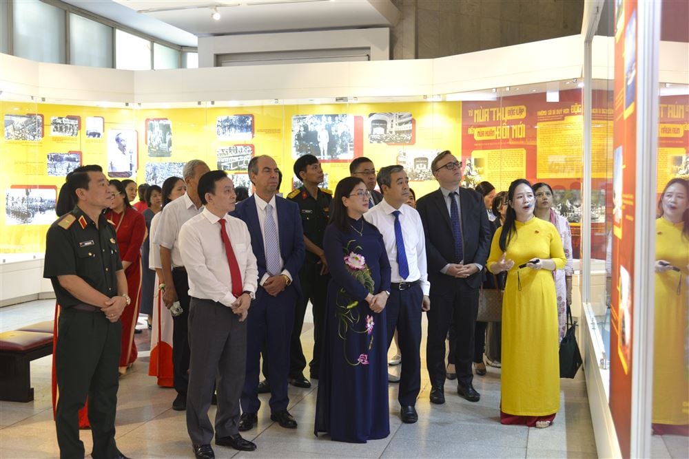 El Museo Ho Chi Minh inaugura la exposición temática "Otoño de la Independencia"