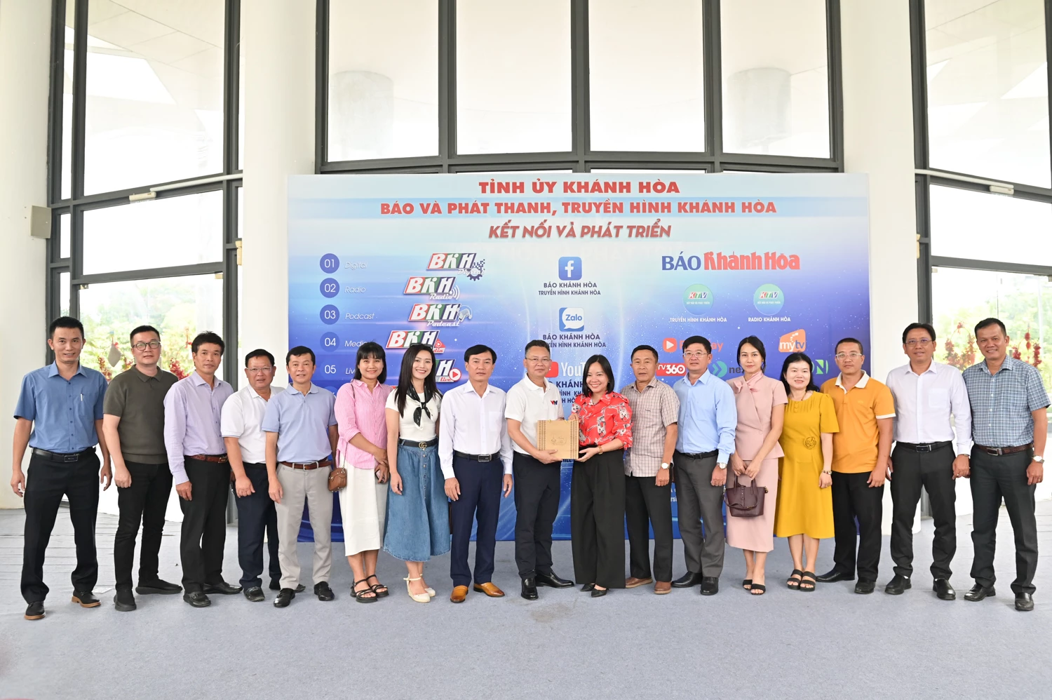 VTV8 kooperiert mit der Zeitung Khanh Hoa sowie Radio und Fernsehen
