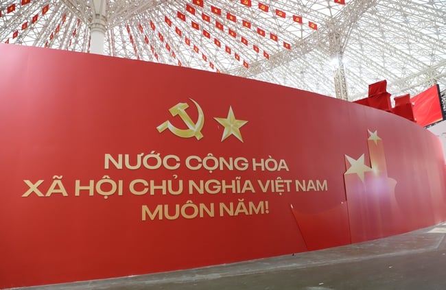 Phó Thủ tướng Mai Văn Chính kiểm tra công tác hoàn thiện các gian hàng Triển lãm thành tựu Đất nước nhân dịp kỷ niệm 80 năm Ngày Quốc khánh - Ảnh 4.