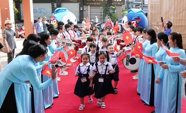 Tựu trường mở: Học sinh và phụ huynh cùng học  - Ảnh 1.