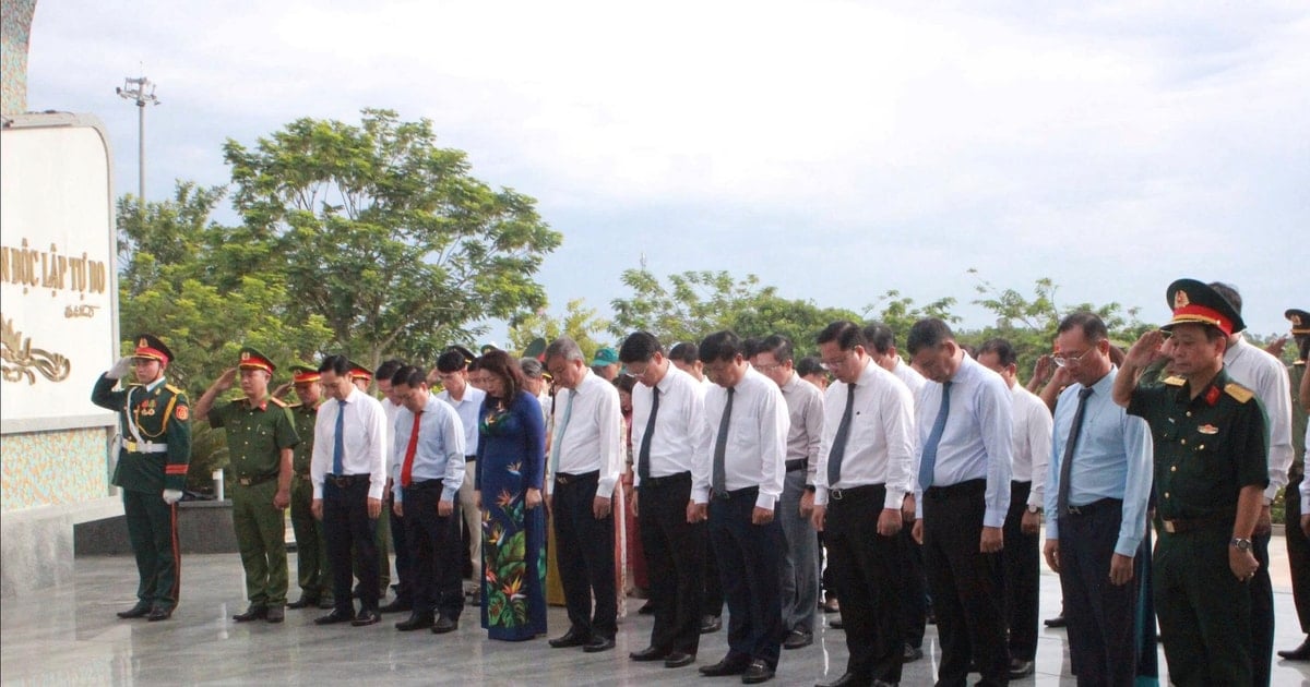 Da Nang City leaders offer incense at the Martyrs' Cemetery and the Monument of Heroic Vietnamese Mothers
