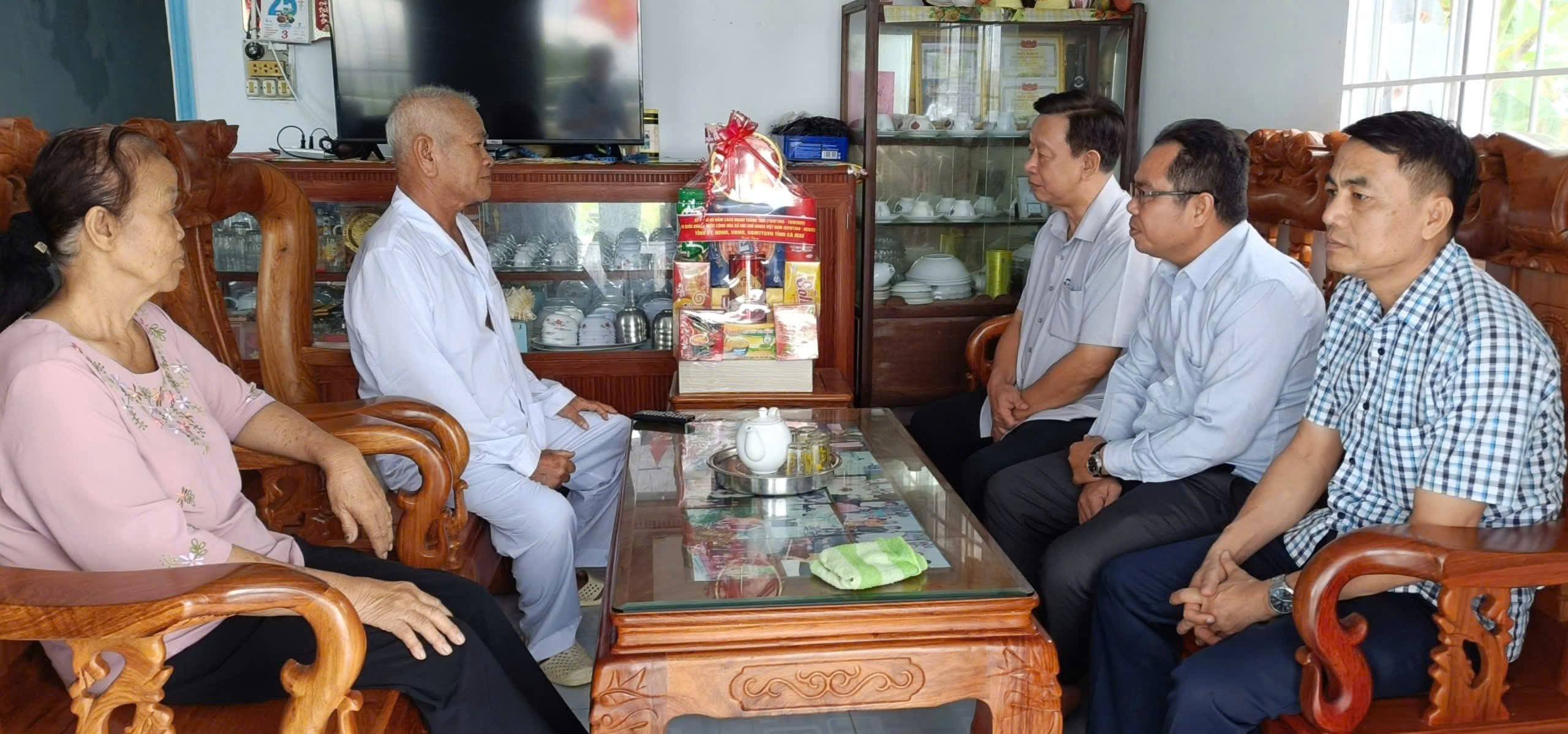 ប្រធាន​មន្ទីរ​ឃោសនាការ និង​ចលនា​មហាជន​នៃ​គណៈកម្មាធិការ​បក្ស​ខេត្ត​ចុះ​សួរសុខទុក្ខ និង​ប្រគល់​អំណោយ​ជូន​គ្រួសារ​គោលនយោបាយ ក្នុង​ឱកាស​បុណ្យ​ជាតិ​ថ្ងៃទី​២ ខែកញ្ញា​។