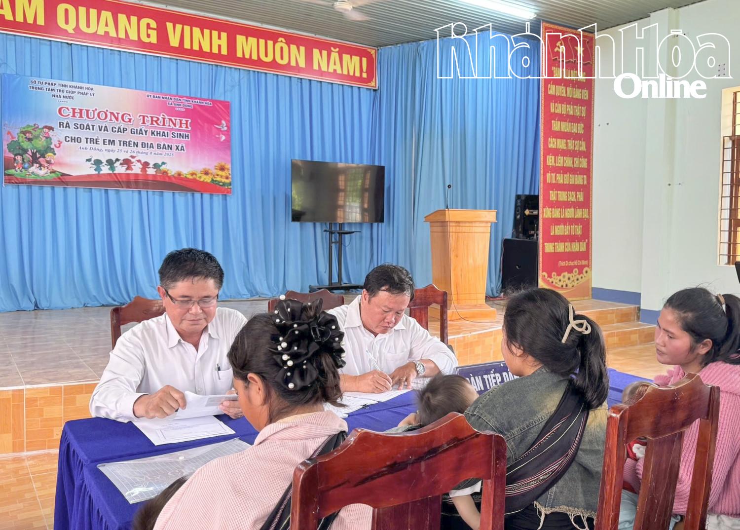 Anh Dung Commune organizes birth certificates for unregistered children