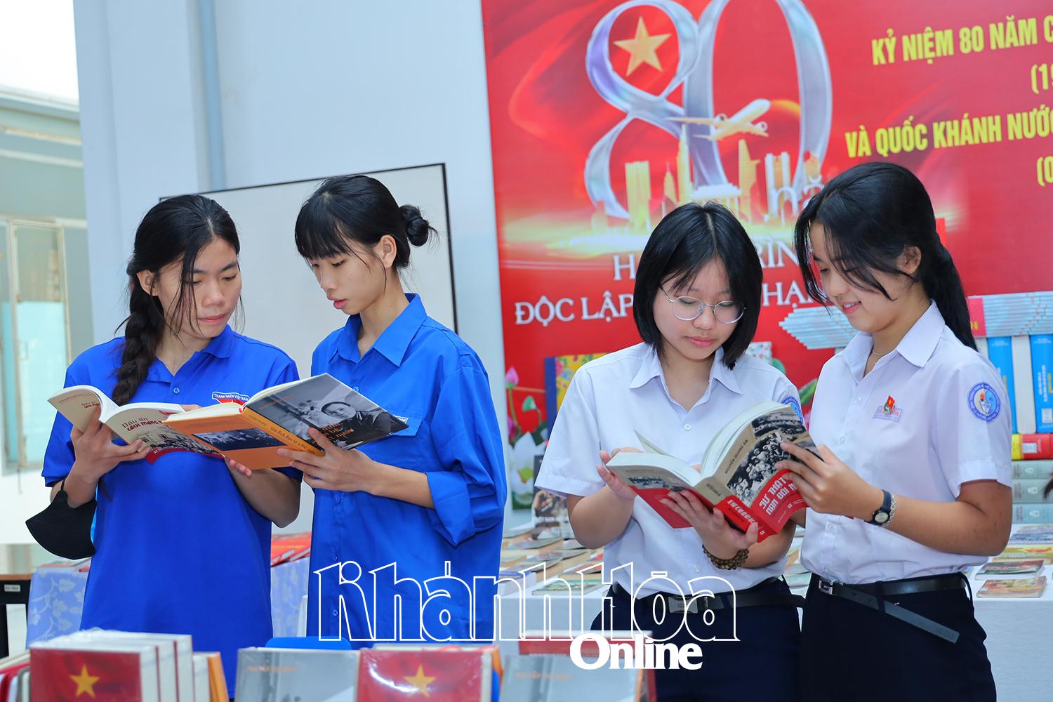 Молодые люди читают книги в книжном зале Провинциальной библиотеки (здание 1, район Нячанг).