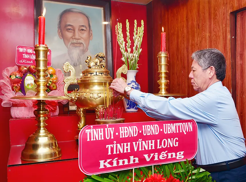 Ngo Chi Cuong, Sekretär des Parteikomitees der Provinz Vinh Long, opfert Weihrauch im Ho-Chi-Minh-Tempel. Foto: BT