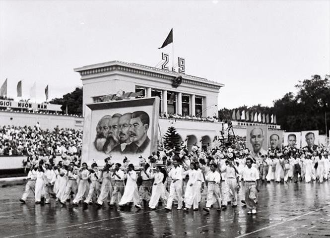 Diễu hành trên Quảng trường Ba Đình mừng Ngày Quốc khánh 2/9/1960.