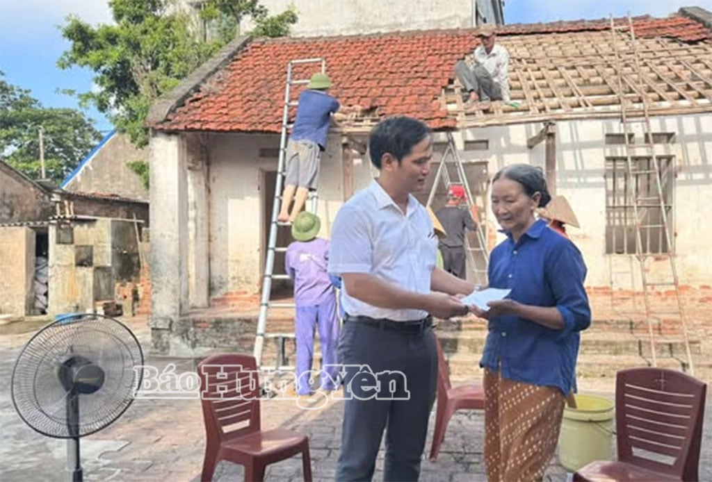 ប្រធានគណៈកម្មាធិការរណសិរ្សមាតុភូមិវៀតណាមឃុំ Long Hung លោក Tran Ngoc Toan ប្រគល់ថវិកាឧបត្ថម្ភដល់លោកស្រី Dao Thi Mac នៅភូមិ Chieng La។