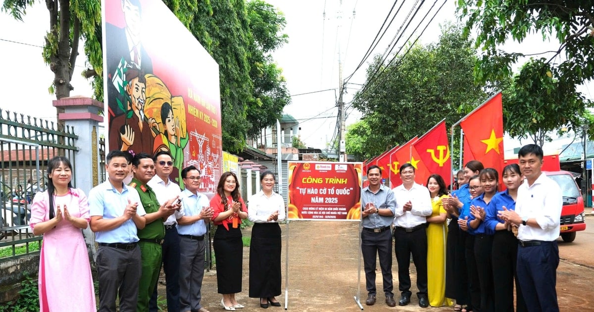 El periódico Thanh Tra presentó 1.000 banderas nacionales e inauguró un proyecto significativo en Lam Dong.