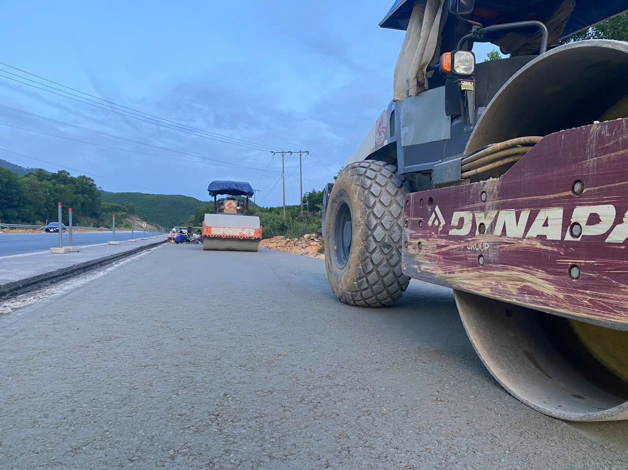 Construction of the North-South Expressway expansion project, eastern section, La Son - Hoa Lien. (Photo: Thanh Lan, Da Nang Newspaper).