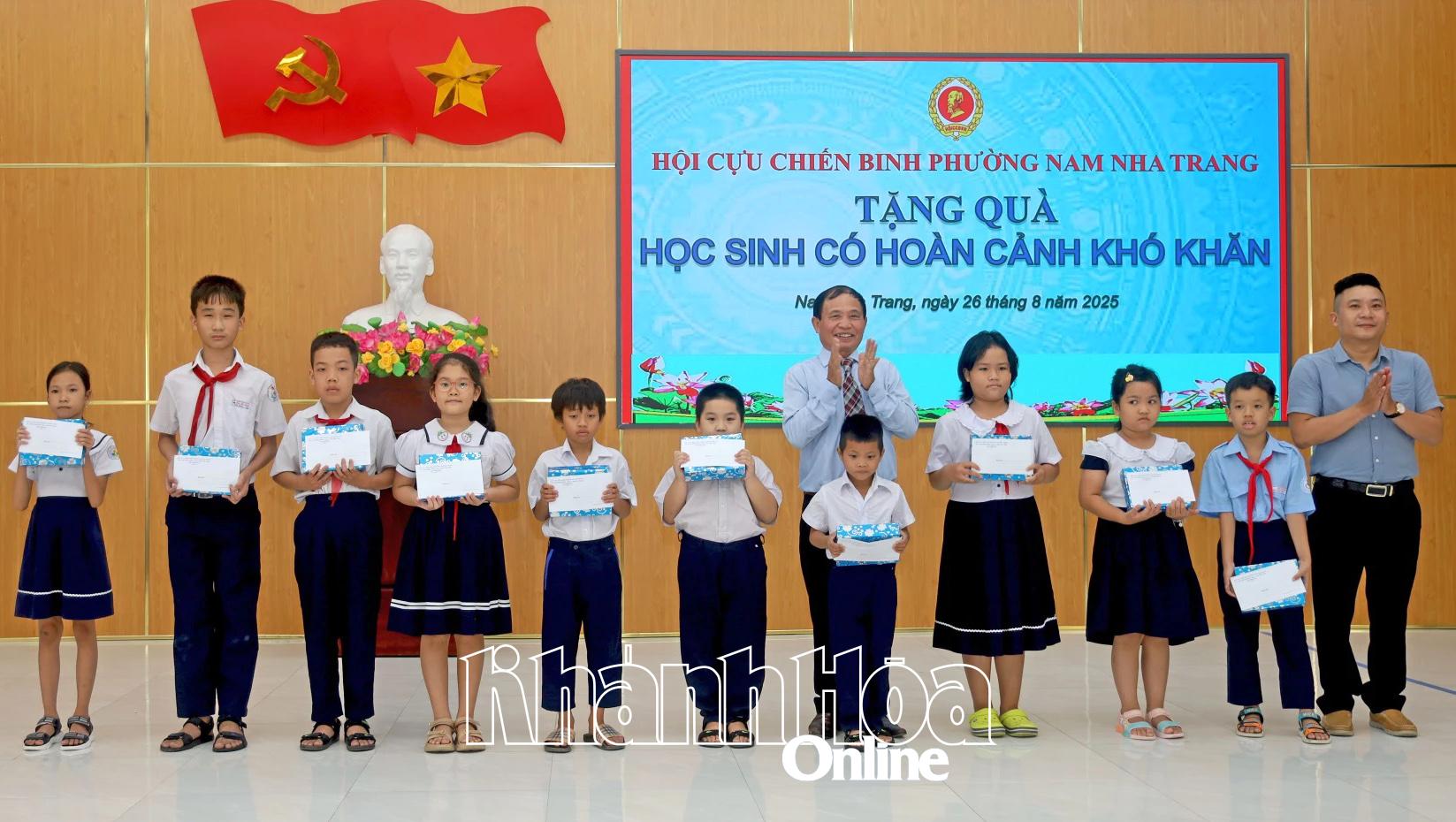 សិស្សដែលមានស្ថានភាពលំបាក ប៉ុន្តែការសិក្សាល្អត្រូវបានផ្តល់អំណោយ។