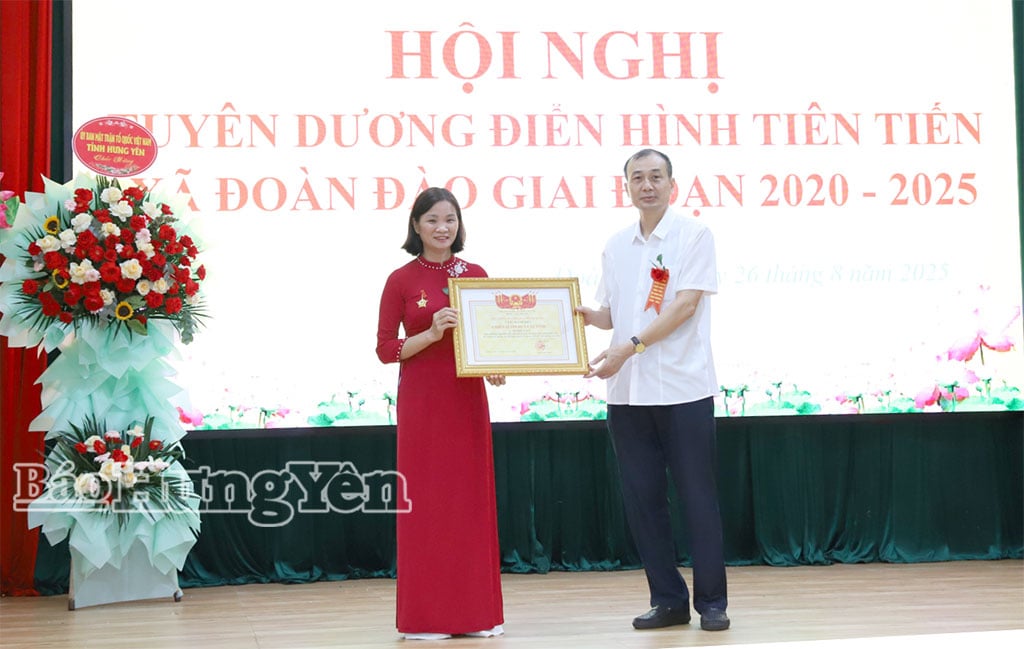Trao danh hiệu Chiến sĩ thi đua cấp tỉnh cho một cá nhân điển hình xã Đoàn Đào.