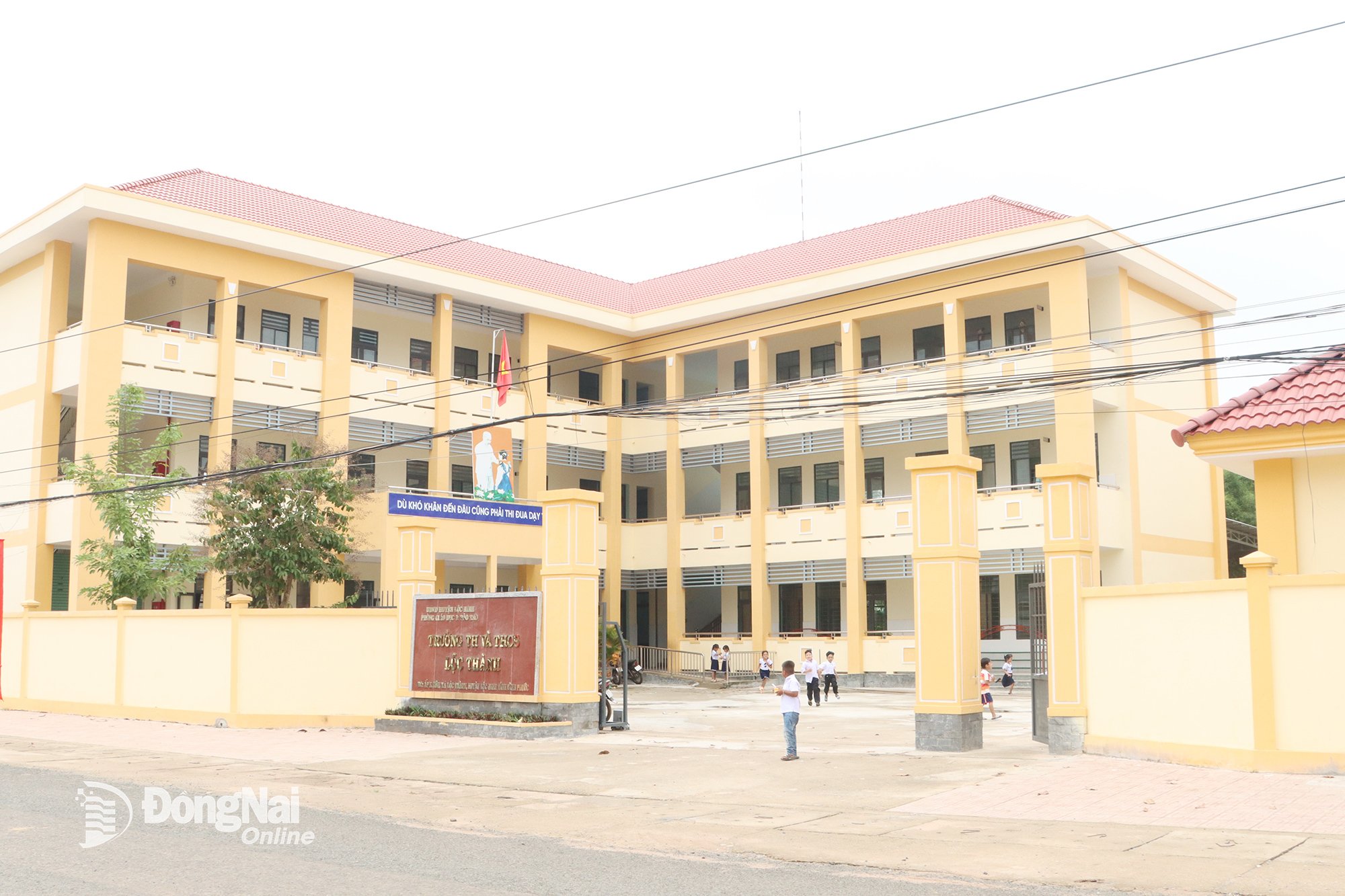 โรงเรียนประถมศึกษาและมัธยมศึกษา Loc Thanh จะได้รับการลงทุนในการก่อสร้างและได้รับการรับรองว่าเป็นไปตามมาตรฐานระดับชาติระดับ 1 ในปี 2567 ภาพโดย: Vu Thuyen