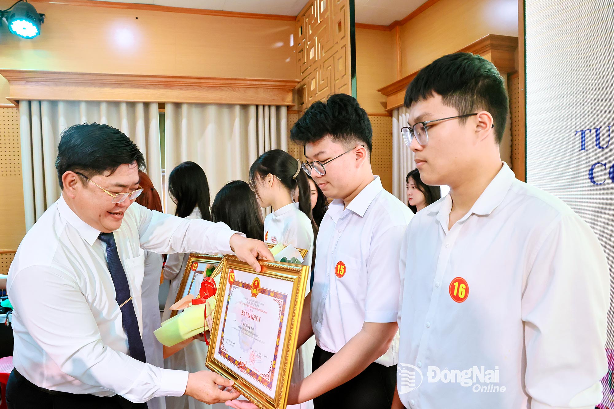 Giám đốc Sở Khoa học và Công nghệ tỉnh Đồng Nai Phạm Văn Trinh trao bằng khen cho các em học sinh xuất sắc trong kỳ thi học sinh giỏi quốc gia. Ảnh: Công Nghĩa
