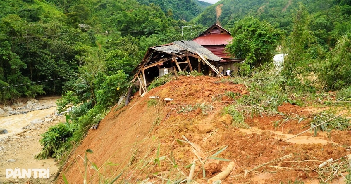 Application to warn of landslide and flash flood risks in real time
