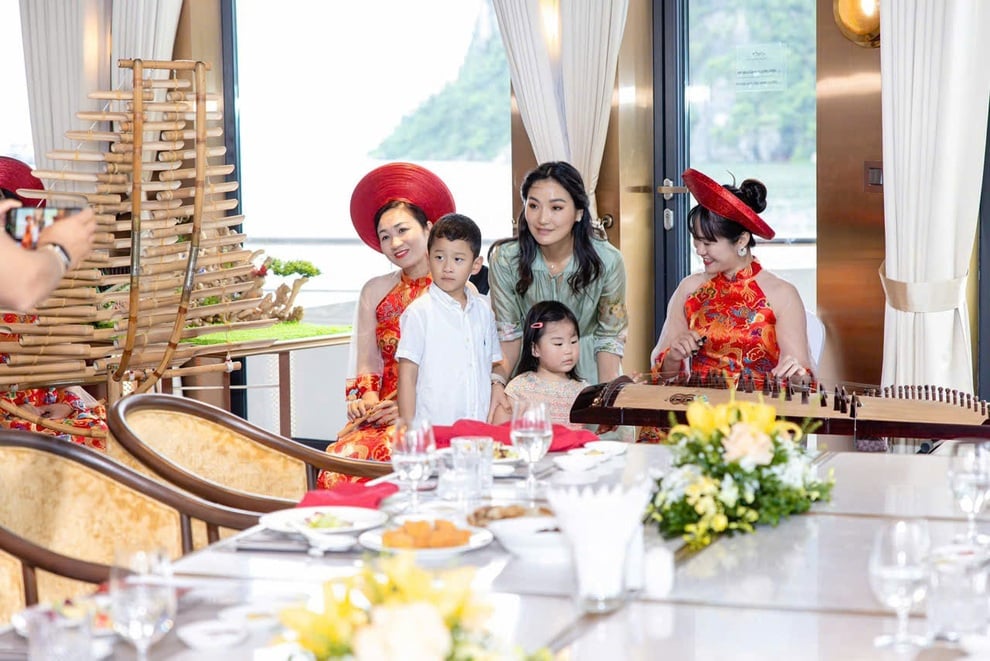 Quốc vương Bhutan nghỉ phòng Tổng thống trên du thuyền thăm vịnh Hạ Long - 2