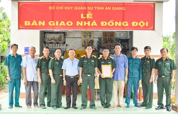 กองบัญชาการทหารจังหวัดอานซางส่งมอบบ้านสหาย