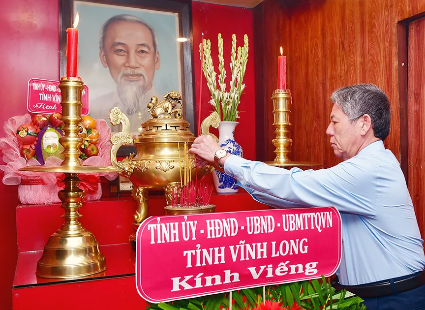 Leaders of Vinh Long province offer flowers and incense to commemorate Uncle Ho and heroic martyrs