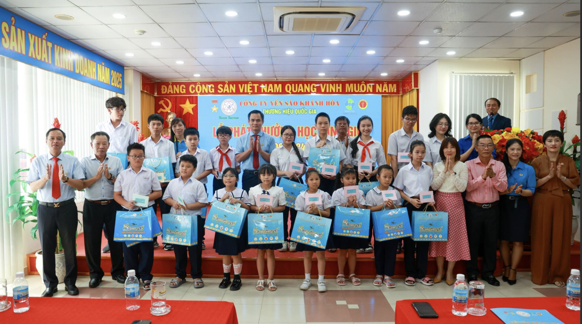 Khanh Hoa Salanganes Nest Company gives 875 gifts to excellent students