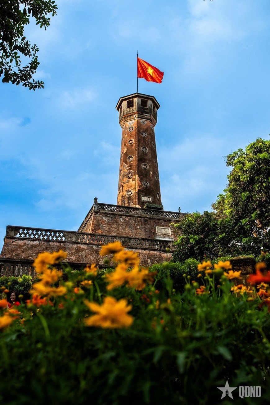 អគារទង់ជាតិហាណូយជាគោលដៅលេចធ្លោ ទាក់ទាញភ្ញៀវទេសចរជាច្រើនមកទស្សនា និងថតរូបក្នុងឱកាសរំលឹកខួបលើកទី 80 នៃបដិវត្តន៍ខែសីហា និងទិវាបុណ្យជាតិថ្ងៃទី 2 ខែកញ្ញា។
