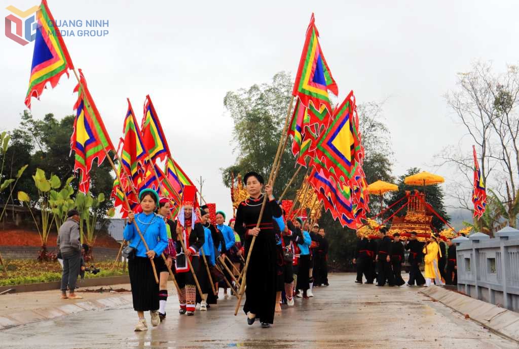 ក្បួនដង្ហែជុំវិញផ្ទះសហគមន៍ Luc Na បើកពិធីបុណ្យផ្ទះសហគមន៍ Luc Na ។ រូបថត៖ ហាហ្វុង។
