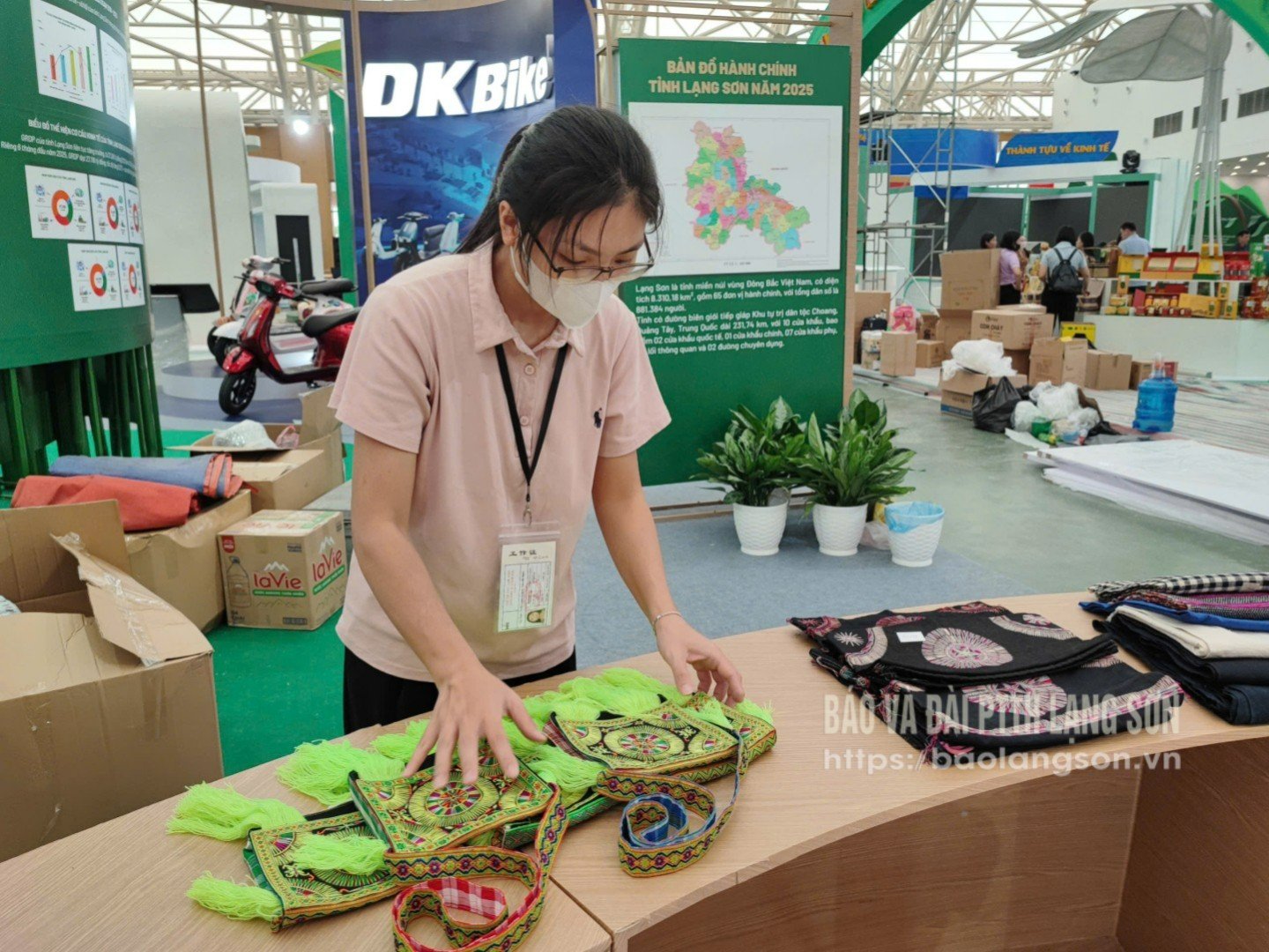 Le personnel du Musée provincial prépare le stand d'exposition de la province de Lang Son à l'Exposition des réalisations socio-économiques à l'occasion du 80e anniversaire de la Fête nationale qui s'est tenue au Centre national des expositions de Hanoi.