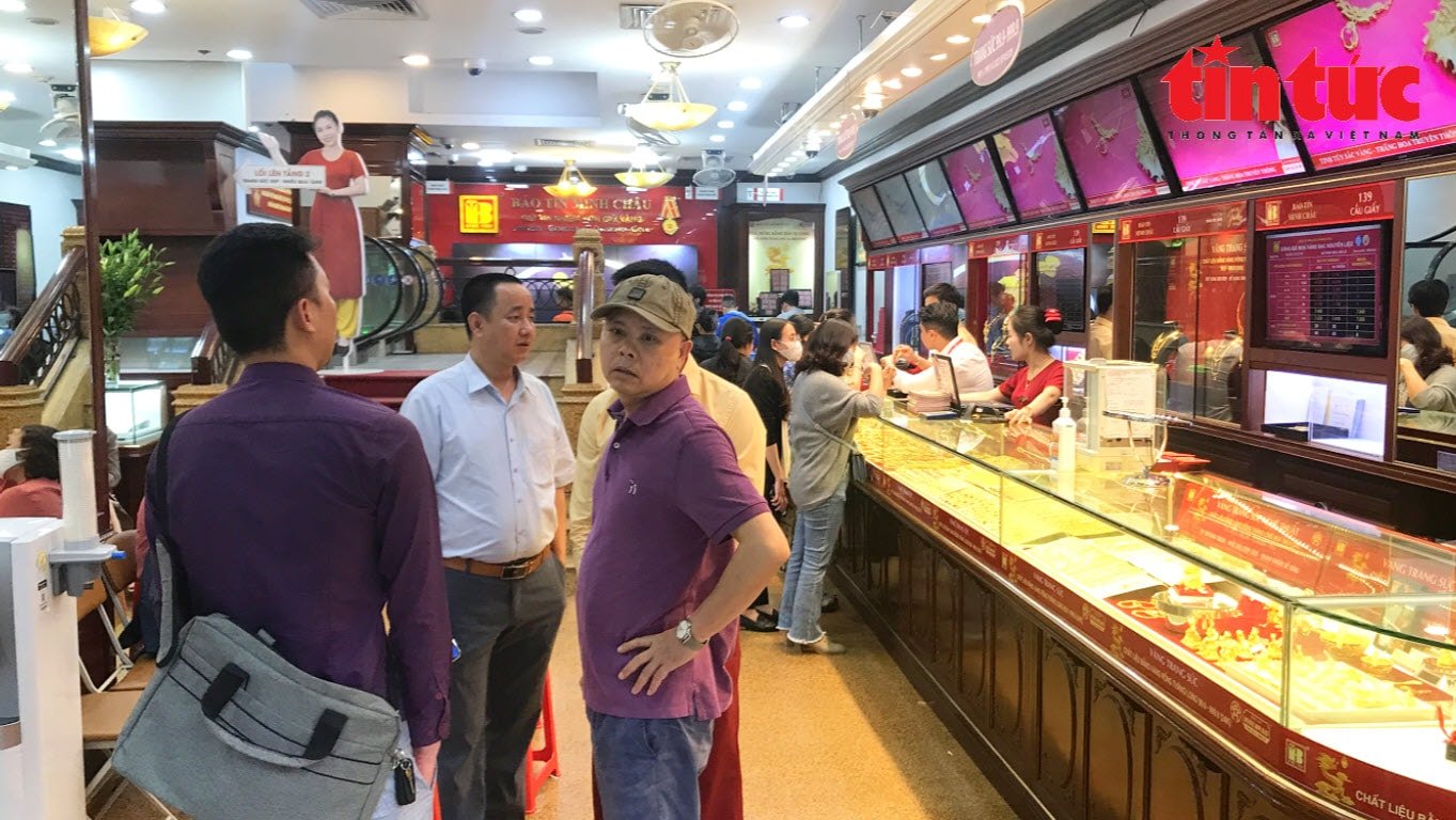 Precio del oro esta tarde 26 de agosto de 2025: aumento récord a 128 millones de VND