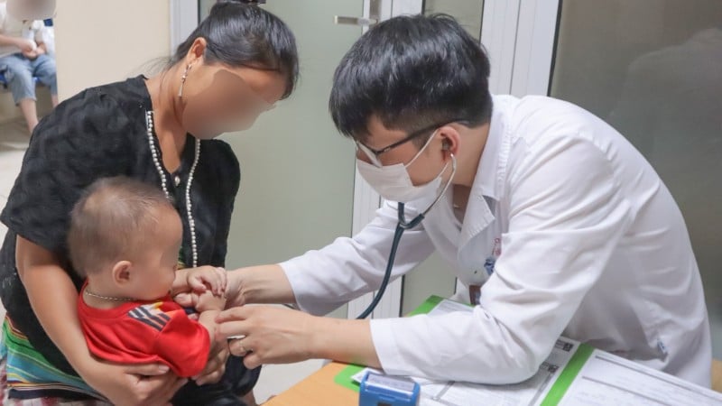 គ្រូពេទ្យពិនិត្យកុមារ។