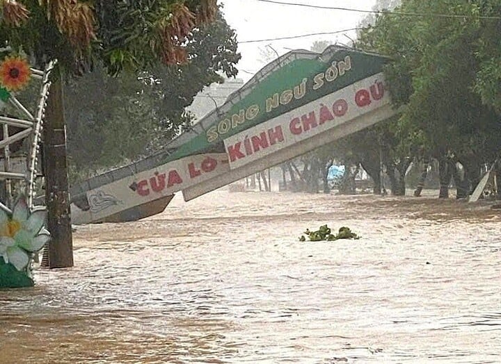 Đường phố Cửa Lò (Nghệ An) chìm trong biển nước