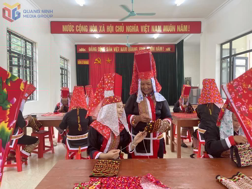 ជនជាតិភាគតិចនៅឃុំ Quang Tan ណែនាំគ្នាទៅវិញទៅមក ដេរសំលៀកបំពាក់ប្រពៃណីរបស់ជនជាតិខ្លួន។