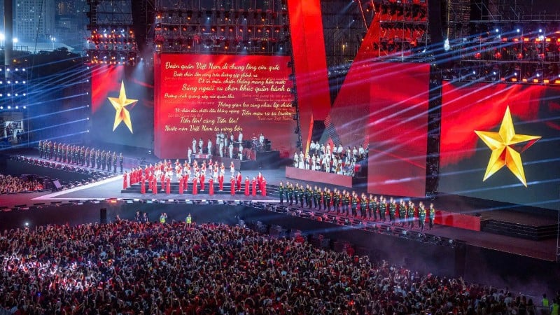 អ្នកទស្សនាជាង 50,000 នាក់នៅពហុកីឡដ្ឋានជាតិ My Dinh បានរីករាយនឹងកម្មវិធី “មាតុភូមិក្នុងបេះដូង”។ (រូបថត៖ THANH DAT)