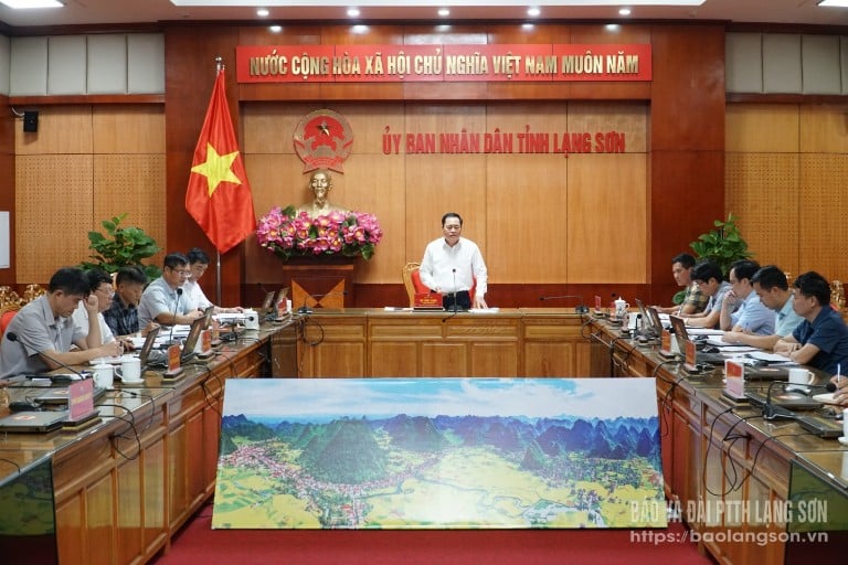 សមមិត្ត Ho Tien Thieu អនុលេខាគណៈកម្មាធិការបក្សខេត្ត ប្រធានគណៈកម្មាធិការប្រជាជនខេត្ត ថ្លែងសុន្ទរកថាដឹកនាំកិច្ចប្រជុំ។
