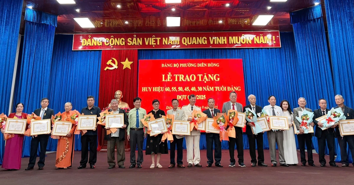 Dien Hong Ward awarded Party Badges to 53 Party members in the 2-9 period.