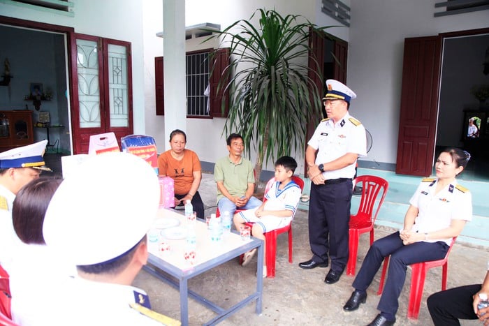 Lữ đoàn 162 tặng quà, động viên con đỡ đầu vào năm học mới- Ảnh 1.