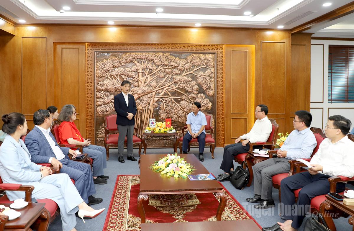 លោក Kwon Sung Taek ប្រធាន​សមាគម​សេដ្ឋកិច្ច​និង​វប្បធម៌​កូរ៉េ-វៀតណាម​បាន​ថ្លែង​ក្នុង​កិច្ច​ប្រជុំ។