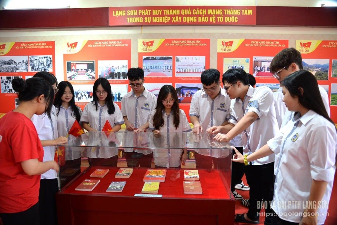 Les élèves du lycée Chu Van An pour les surdoués découvrent des documents et des artefacts lors de l'exposition thématique « Révolution d'août 1945 - Le grand tournant de la révolution vietnamienne au XXe siècle » au Musée provincial.