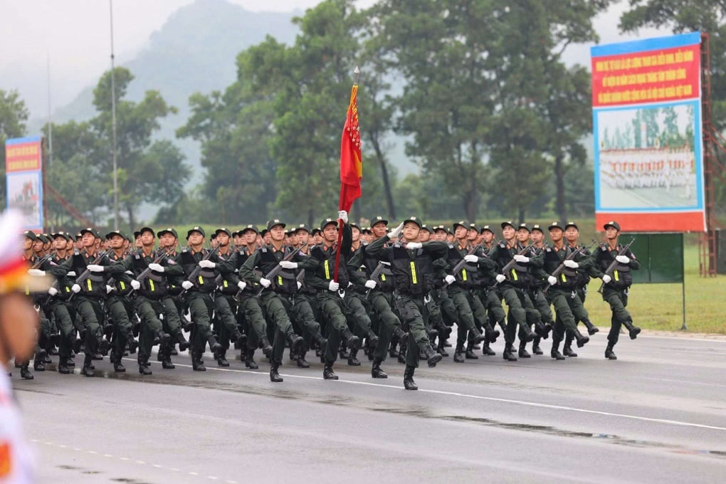 Đoàn diễu binh cảnh sát cơ động đồng ca Tái sinh đầy khí thế gây sốt - 3