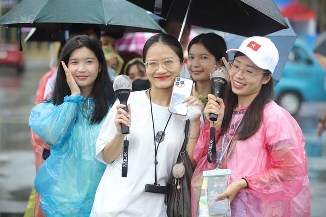 Khán giả hào hứng xếp hàng từ sớm chờ xem concert Việt Nam trong tôi - Ảnh 7.