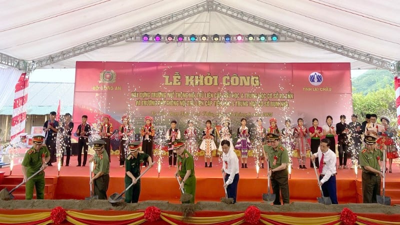 ថ្នាក់ដឹកនាំក្រសួងសន្តិសុខសាធារណៈ និងខេត្ត Lai Chau បានធ្វើពិធីបើកការដ្ឋានសាងសង់។