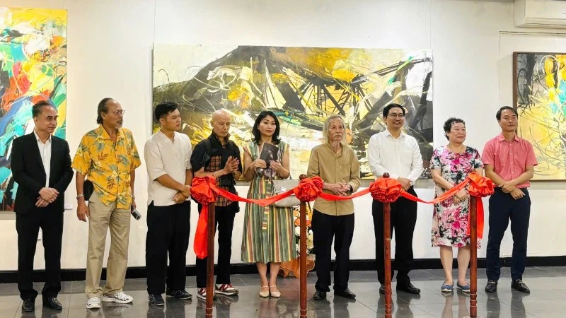 Exposición de pintura "Pavimentando la calle": una mezcla de profundidad y frescura