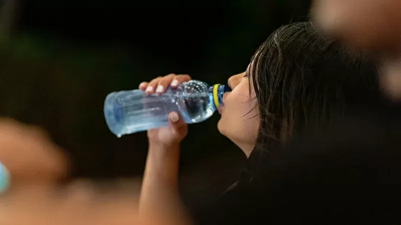 Nghiên cứu cho thấy mức cortisol cao hơn ở những người uống ít nước. (Nguồn: RTE)
