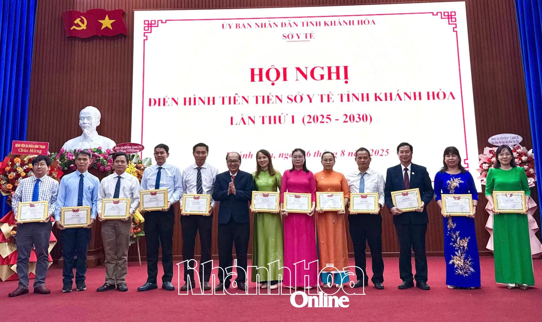 Leaders of the Department of Health awarded certificates of merit to typical advanced collectives in the period 2020 - 2025.