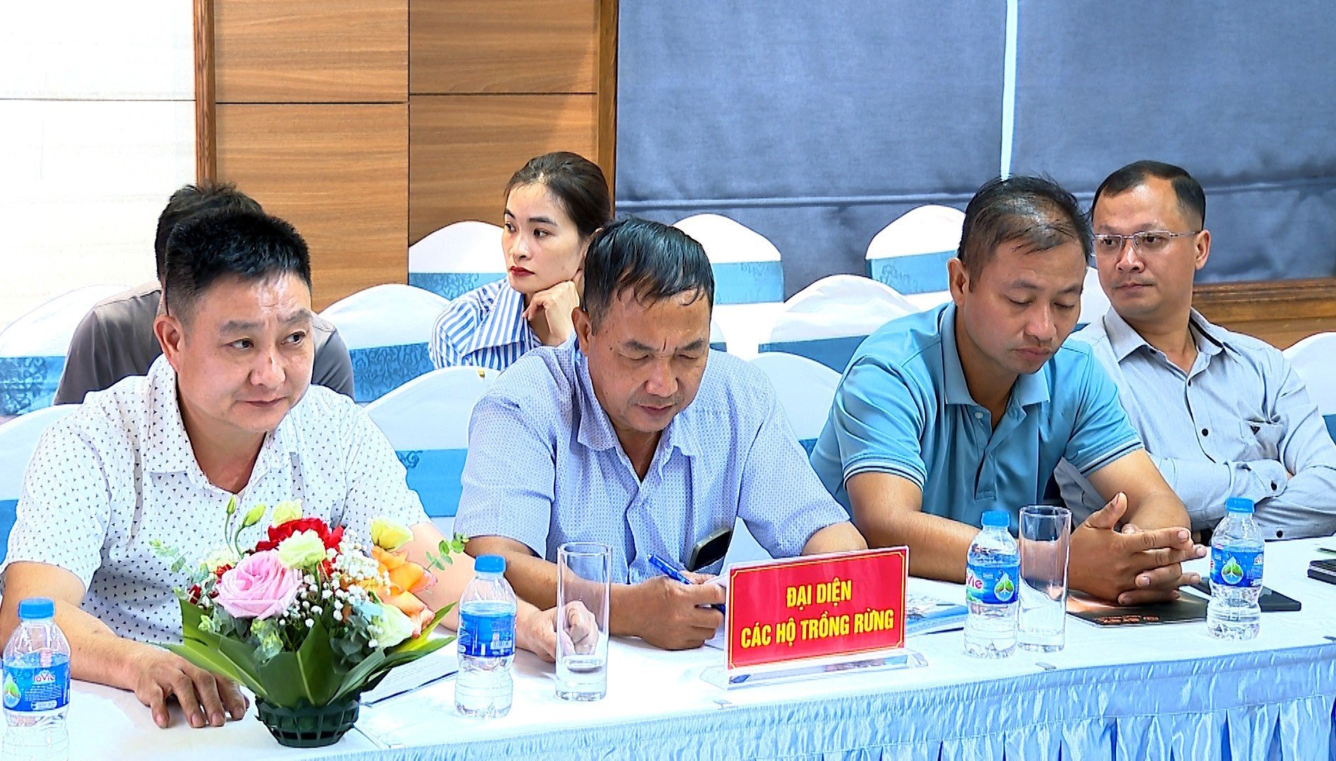 cac-ho-trong-rung.jpg