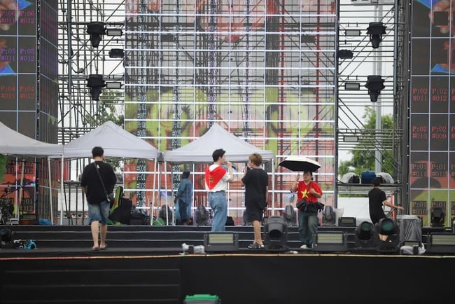 Khán giả hào hứng xếp hàng từ sớm chờ xem concert Việt Nam trong tôi - Ảnh 3.