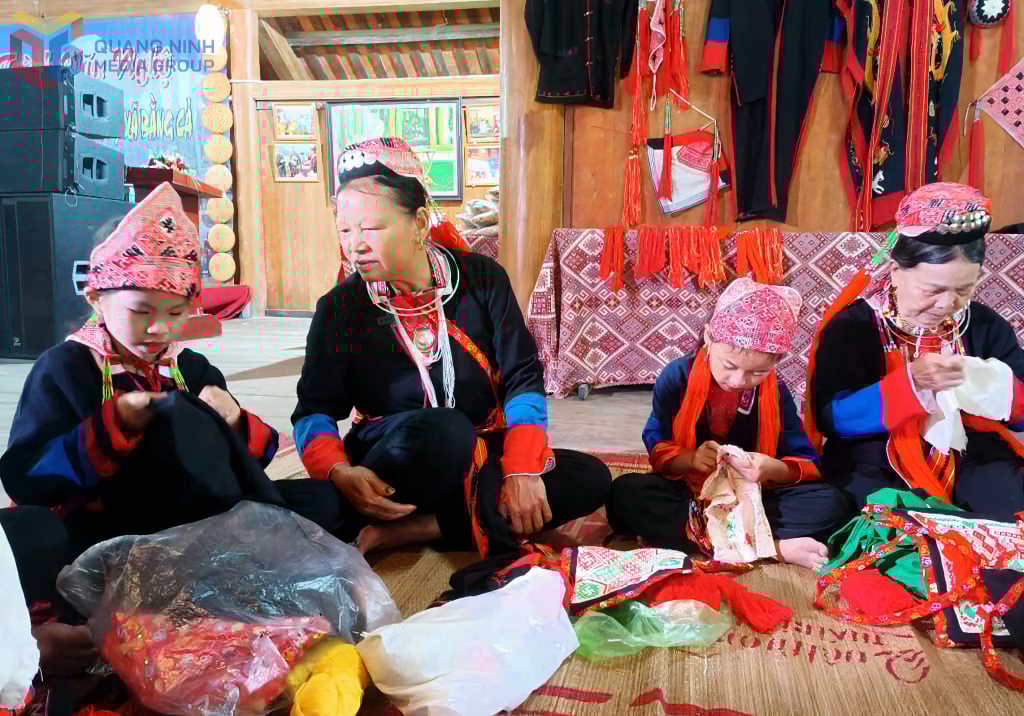 សិស្សានុសិស្សនៃឃុំ Quang Tan ត្រូវបានបង្រៀនឱ្យចេះប៉ាក់សម្លៀកបំពាក់អាវទ្រនាប់។