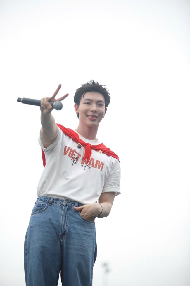 Khán giả hào hứng xếp hàng từ sớm chờ xem concert Việt Nam trong tôi - Ảnh 2.