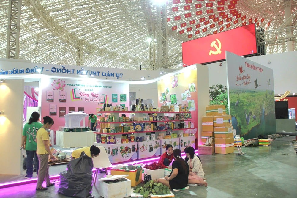 ការ​ប្រណាំង​ប្រជែង​នឹង​ពេល​វេលា​ដើម្បី​បញ្ចប់​ស្តង់​ពិព័រណ៍​នៃ​ការ​តាំង​ពិព័រណ៍​សមិទ្ធិ​ផល​ជាតិ ៨០ ឆ្នាំ - រូបថត ៤