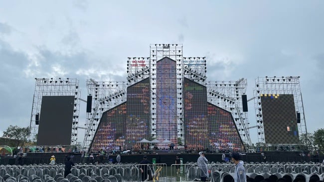 Khán giả hào hứng xếp hàng từ sớm chờ xem concert Việt Nam trong tôi - Ảnh 1.
