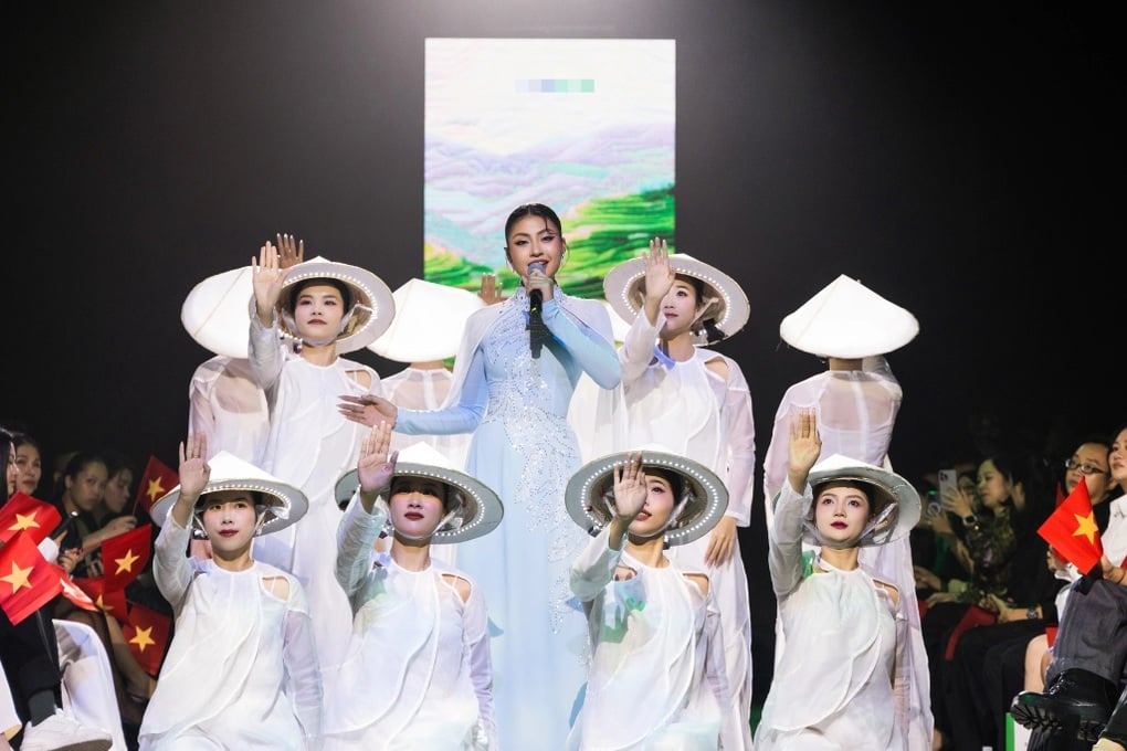 Dàn hoa hậu quốc tế hào hứng mặc áo dài, đội nón lá trình diễn thời trang - 3